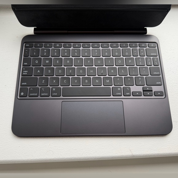 Magic Keyboard for iPad Pro 11-inch (M5) - US English, Pro Pencil